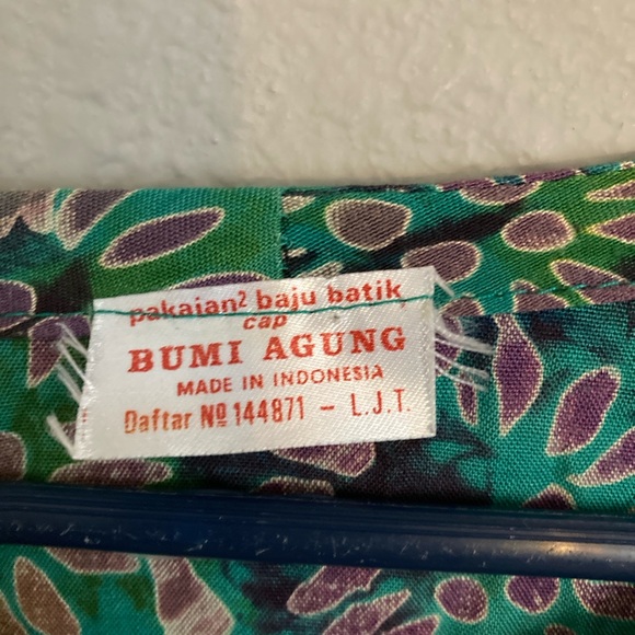 Batik fits size M made in Indonesia green pull on blouse - Picture 2 of 5